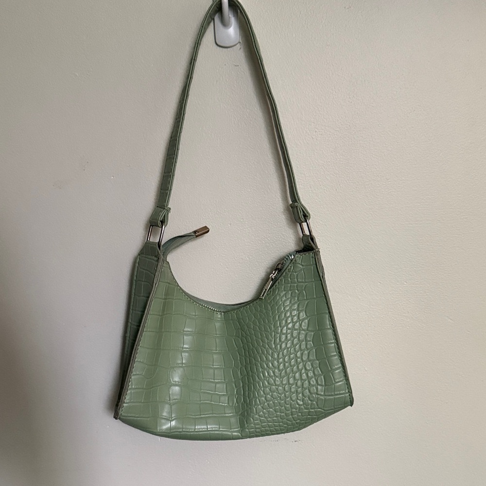 Elegant Green Crocodile-Embossed Shoulder Bag